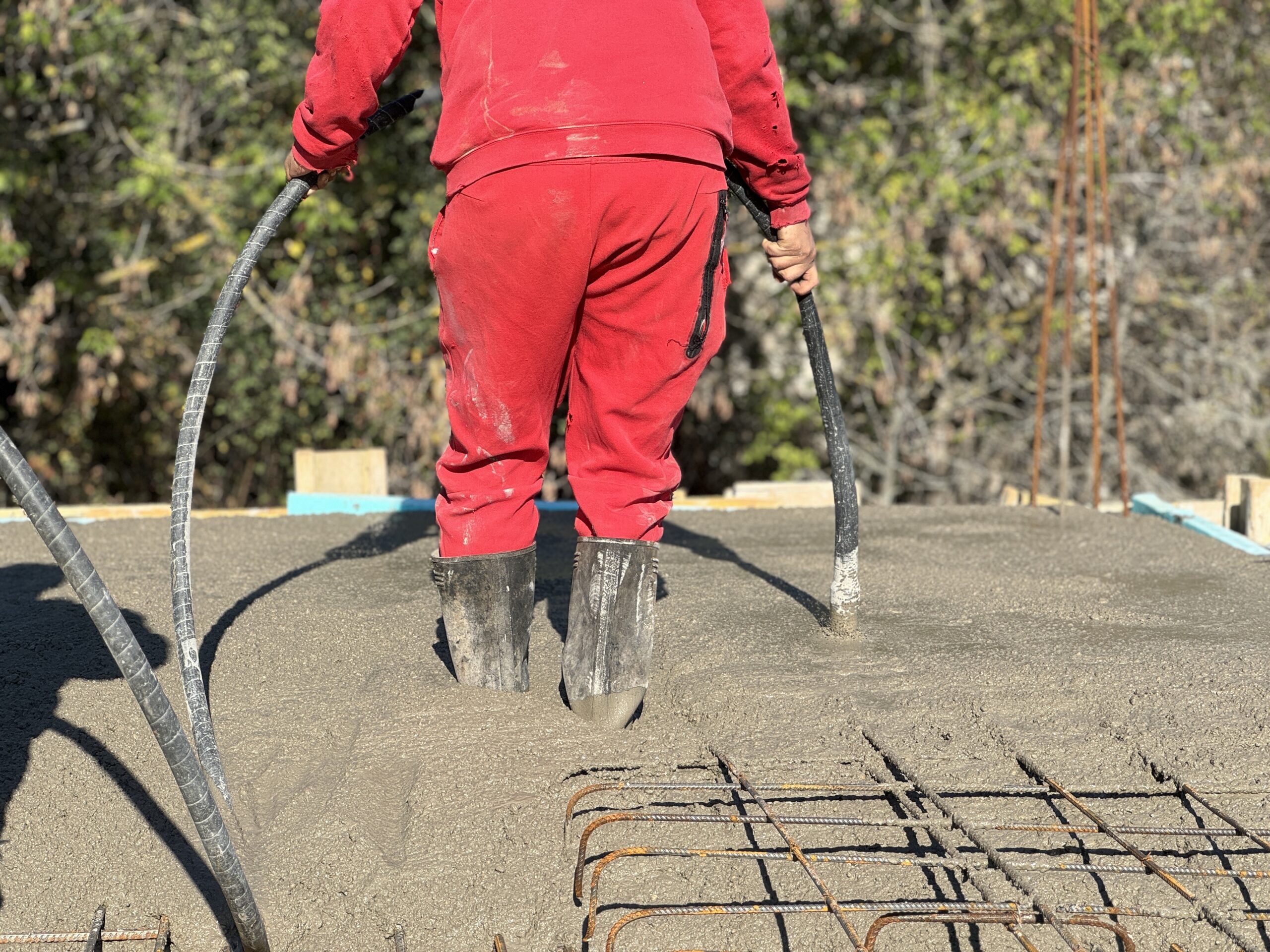 IMG_0129 A beton megfelelő terüléséhez és ezáltal elkerülve a légüres terek kialakulását nagyfrekvenciás betonvibrátort használunk