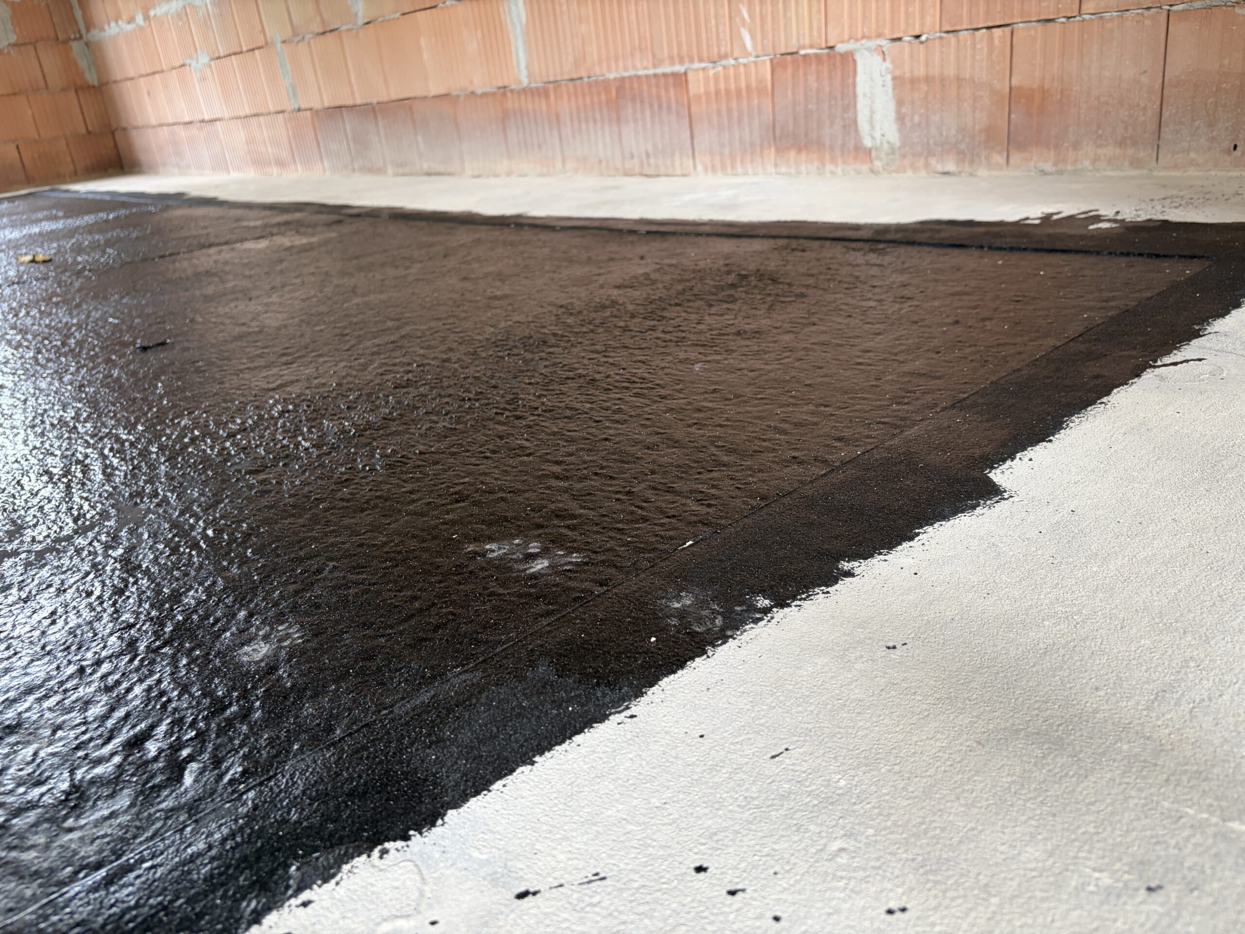 IMG_0409 A nehézlemezt fogadó bithumenes anyag